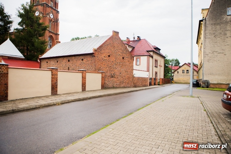 Zdjęcie w galerii na portalu naszraciborz.pl:  Remontują Armii Krajowej, niszczą drogi osiedlowe  wiadomości z regionu