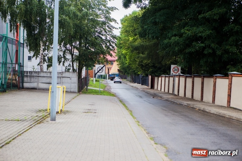 Zdjęcie w galerii na portalu naszraciborz.pl:  Remontują Armii Krajowej, niszczą drogi osiedlowe  wiadomości z regionu