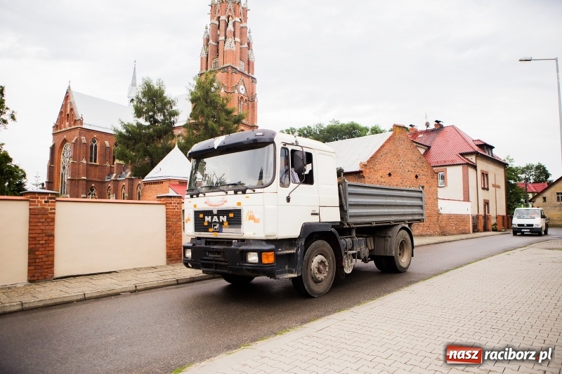 Zdjęcie w galerii na portalu naszraciborz.pl:  Remontują Armii Krajowej, niszczą drogi osiedlowe  wiadomości z regionu