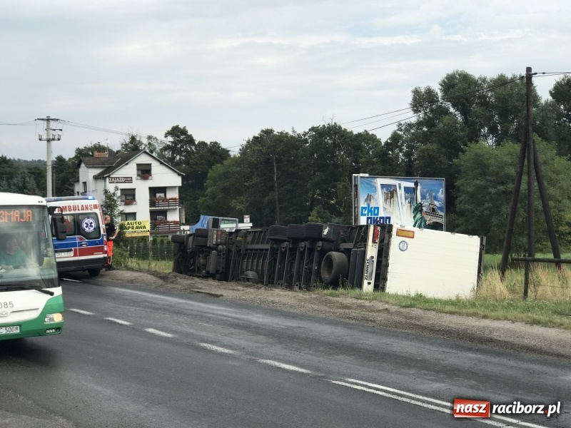 Zdjęcie w galerii na portalu naszraciborz.pl: Ciężarówka przewróciła się na poboczu przy Rybnickiej. Kierowca chciał uniknąć zderzenia wiadomości z regionu