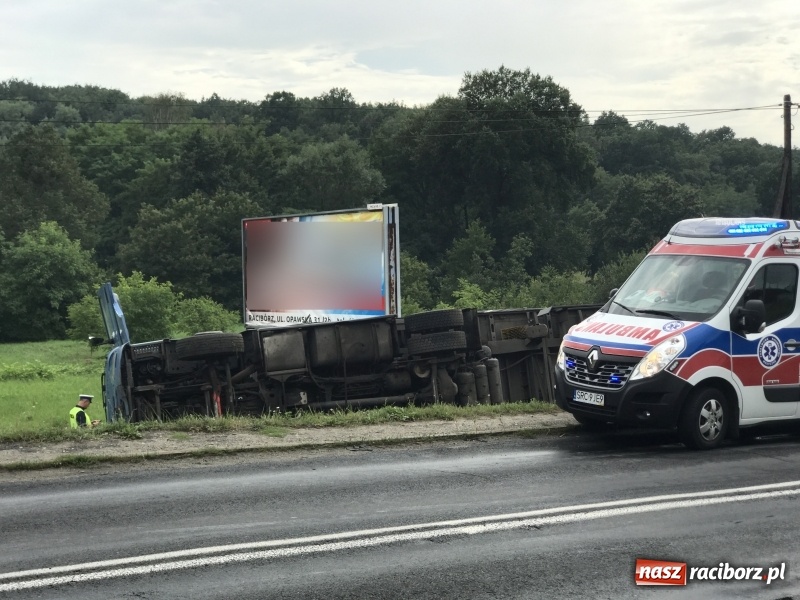 Zdjęcie w galerii na portalu naszraciborz.pl: Ciężarówka przewróciła się na poboczu przy Rybnickiej. Kierowca chciał uniknąć zderzenia wiadomości z regionu