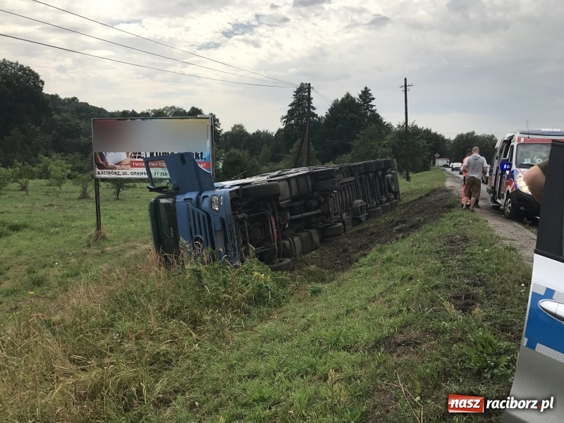 Zdjęcie w galerii na portalu naszraciborz.pl: Ciężarówka przewróciła się na poboczu przy Rybnickiej. Kierowca chciał uniknąć zderzenia wiadomości z regionu