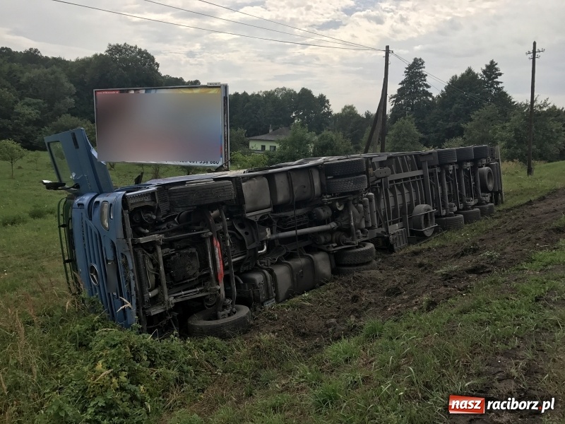 Zdjęcie w galerii na portalu naszraciborz.pl: Ciężarówka przewróciła się na poboczu przy Rybnickiej. Kierowca chciał uniknąć zderzenia wiadomości z regionu