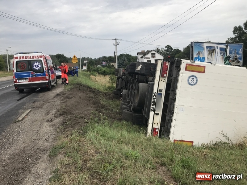 Zdjęcie w galerii na portalu naszraciborz.pl: Ciężarówka przewróciła się na poboczu przy Rybnickiej. Kierowca chciał uniknąć zderzenia wiadomości z regionu