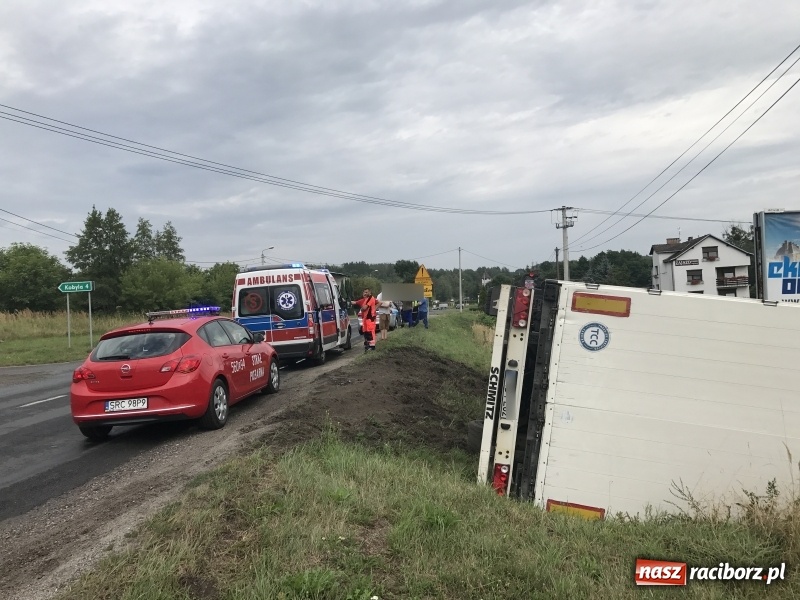 Zdjęcie w galerii na portalu naszraciborz.pl: Ciężarówka przewróciła się na poboczu przy Rybnickiej. Kierowca chciał uniknąć zderzenia wiadomości z regionu