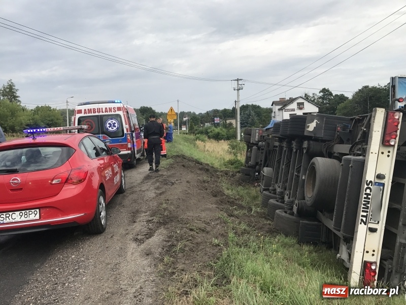 Zdjęcie w galerii na portalu naszraciborz.pl: Ciężarówka przewróciła się na poboczu przy Rybnickiej. Kierowca chciał uniknąć zderzenia wiadomości z regionu