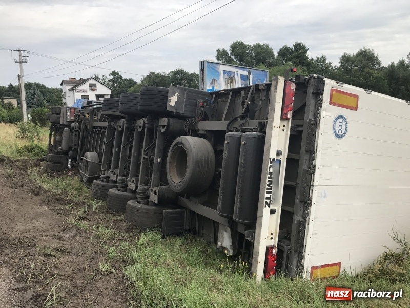 Zdjęcie w galerii na portalu naszraciborz.pl: Ciężarówka przewróciła się na poboczu przy Rybnickiej. Kierowca chciał uniknąć zderzenia wiadomości z regionu