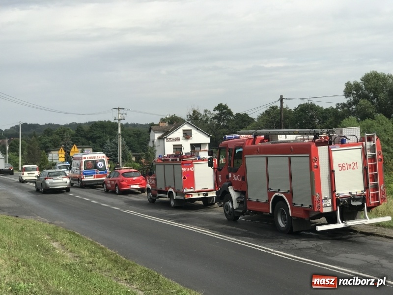 Zdjęcie w galerii na portalu naszraciborz.pl: Ciężarówka przewróciła się na poboczu przy Rybnickiej. Kierowca chciał uniknąć zderzenia wiadomości z regionu