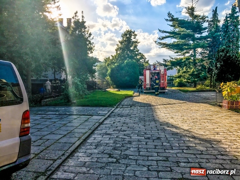 Zdjęcie w galerii na portalu naszraciborz.pl: Pożar na terenie parafii NSPJ w Raciborzu. Ogień zauważono w domu katechetycznym wiadomości z regionu