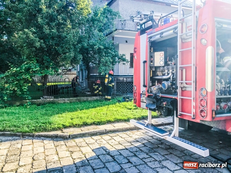Zdjęcie w galerii na portalu naszraciborz.pl: Pożar na terenie parafii NSPJ w Raciborzu. Ogień zauważono w domu katechetycznym wiadomości z regionu