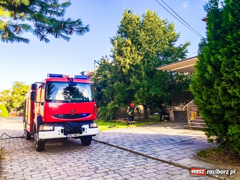Zdjęcie w galerii na portalu naszraciborz.pl: Pożar na terenie parafii NSPJ w Raciborzu. Ogień zauważono w domu katechetycznym wiadomości z regionu