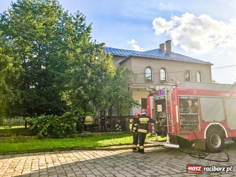 Zdjęcie w galerii na portalu naszraciborz.pl: Pożar na terenie parafii NSPJ w Raciborzu. Ogień zauważono w domu katechetycznym wiadomości z regionu