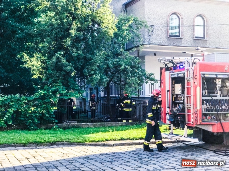 Zdjęcie w galerii na portalu naszraciborz.pl: Pożar na terenie parafii NSPJ w Raciborzu. Ogień zauważono w domu katechetycznym wiadomości z regionu