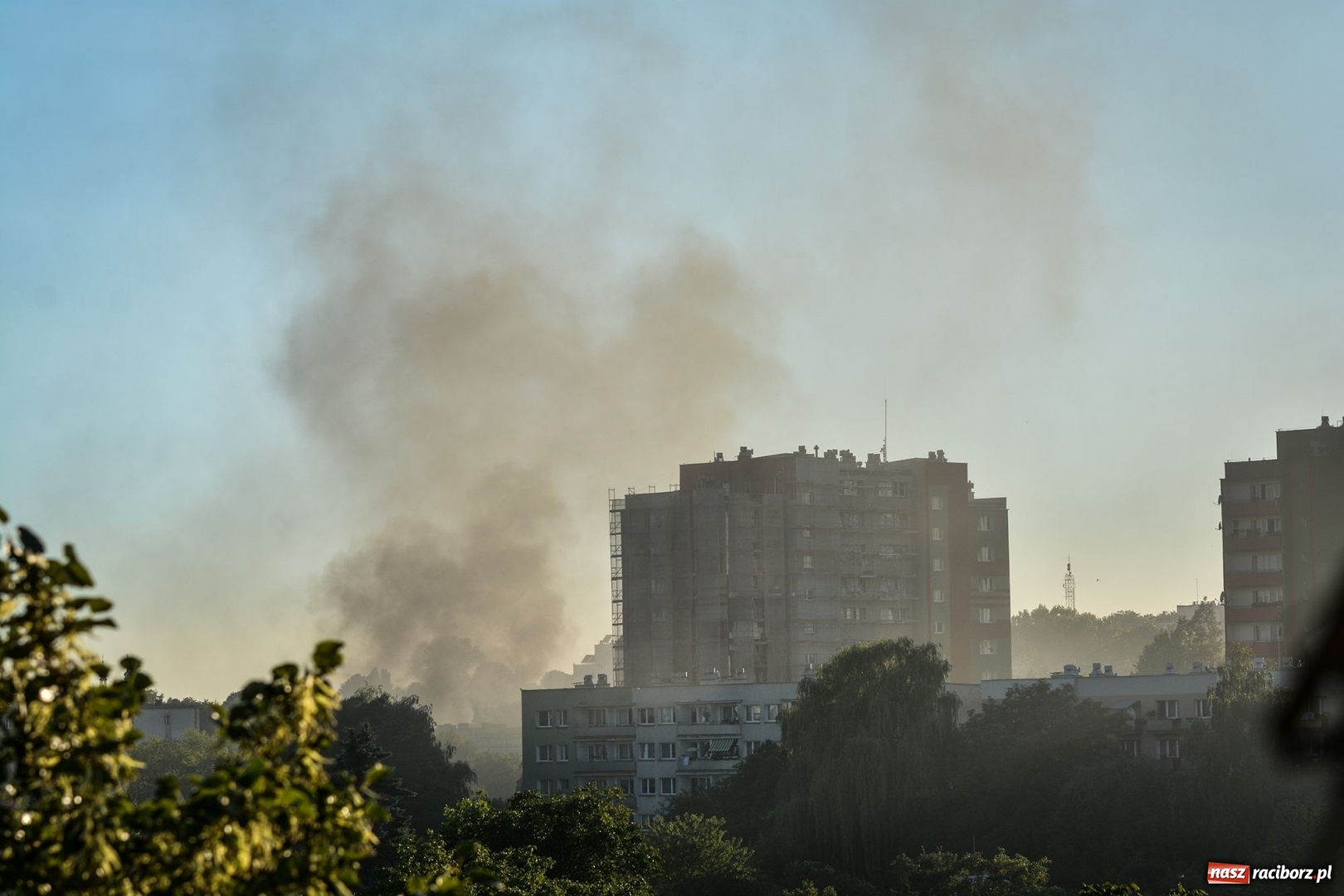 Zdjęcie w galerii na portalu naszraciborz.pl: Dym nad ulicą Słowackiego. Płomienie sięgały trzech metrów  wiadomości z regionu