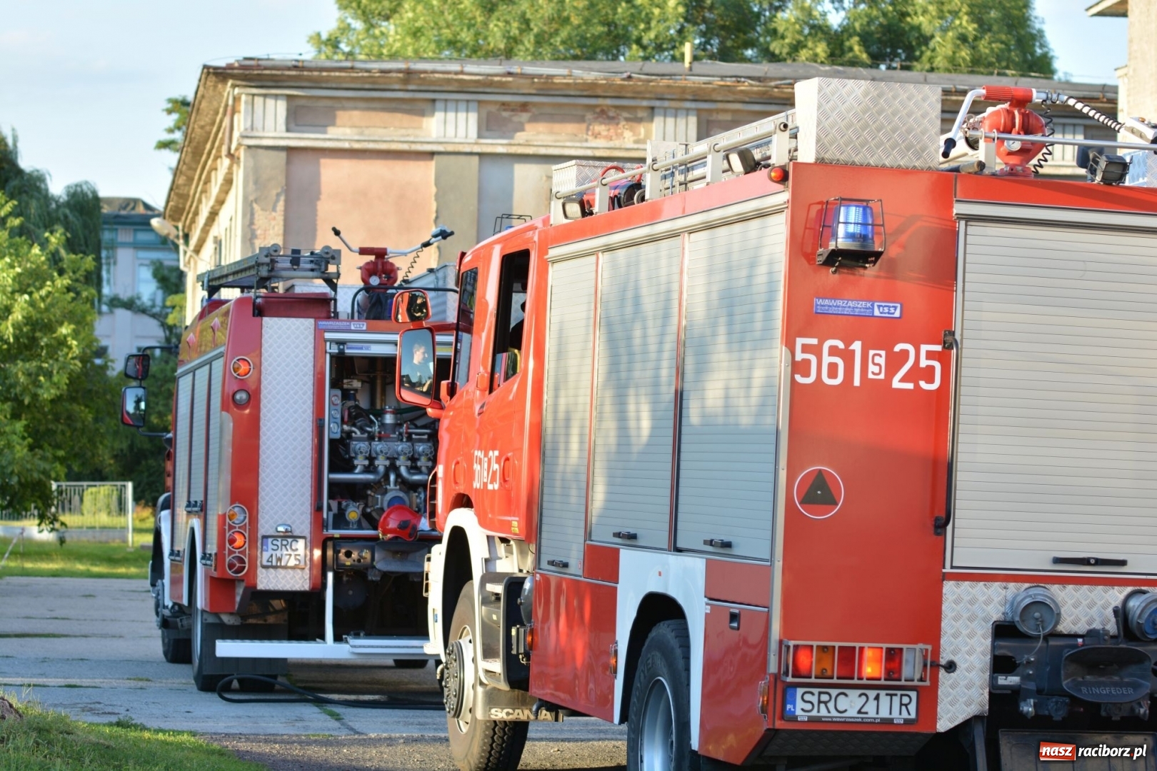 Zdjęcie w galerii na portalu naszraciborz.pl: Dym nad ulicą Słowackiego. Płomienie sięgały trzech metrów  wiadomości z regionu