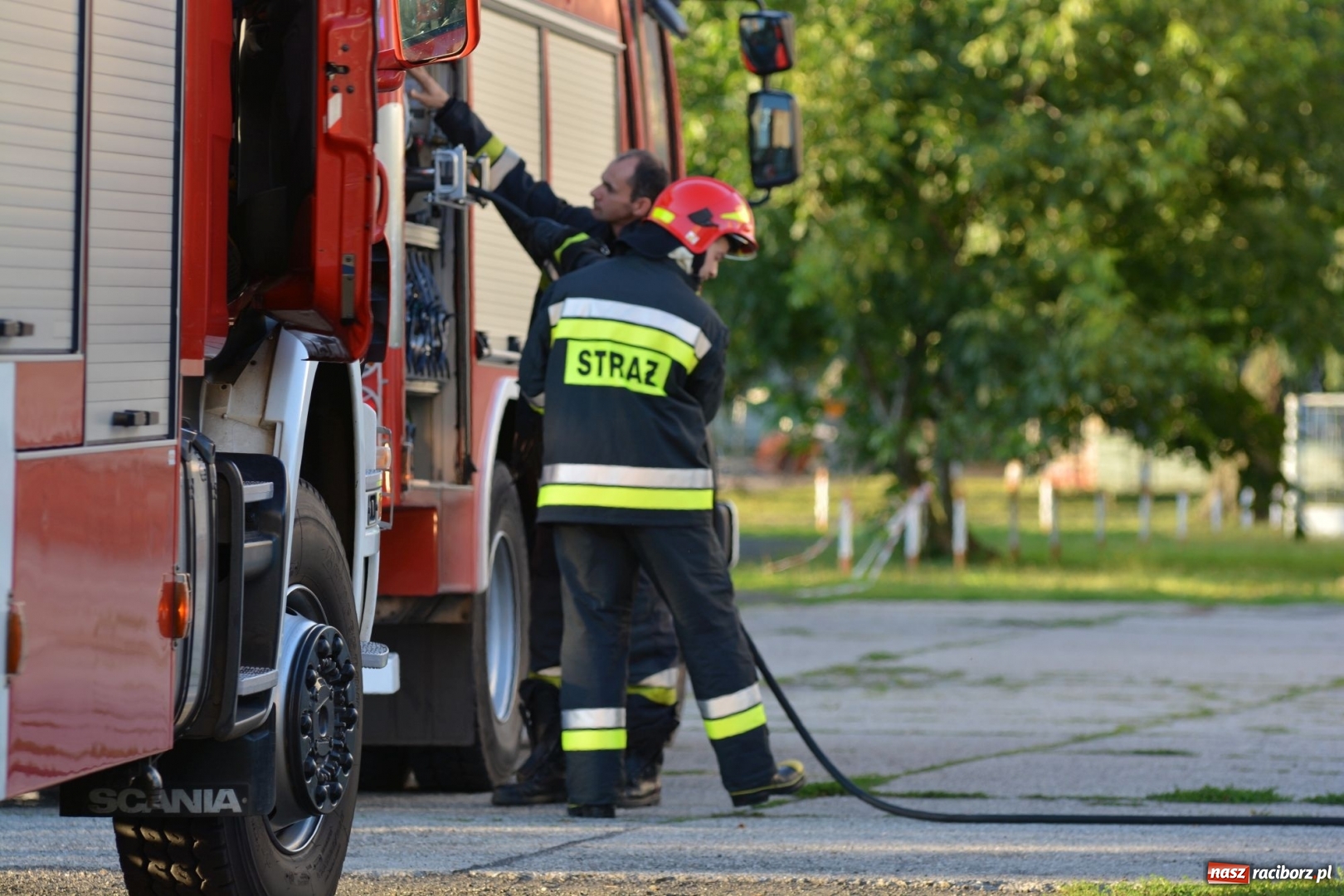 Zdjęcie w galerii na portalu naszraciborz.pl: Dym nad ulicą Słowackiego. Płomienie sięgały trzech metrów  wiadomości z regionu