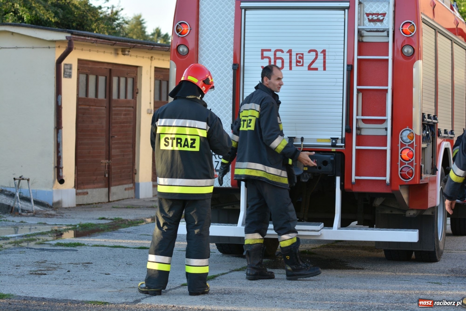 Zdjęcie w galerii na portalu naszraciborz.pl: Dym nad ulicą Słowackiego. Płomienie sięgały trzech metrów  wiadomości z regionu