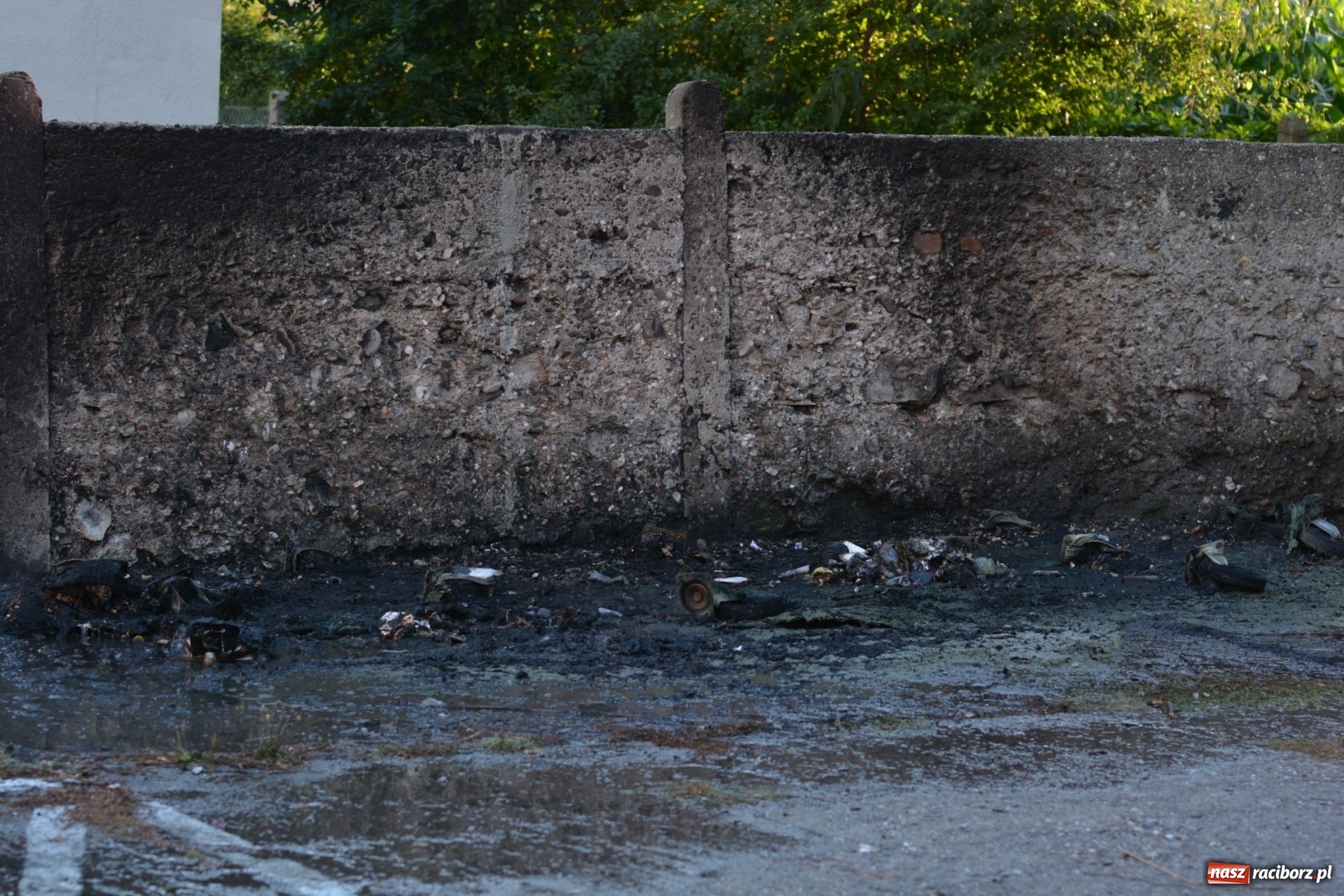 Zdjęcie w galerii na portalu naszraciborz.pl: Dym nad ulicą Słowackiego. Płomienie sięgały trzech metrów  wiadomości z regionu