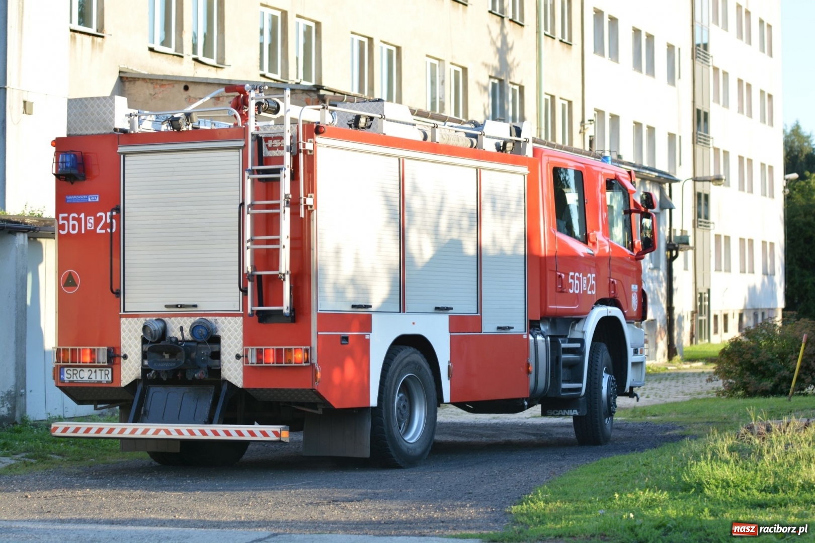 Zdjęcie w galerii na portalu naszraciborz.pl: Dym nad ulicą Słowackiego. Płomienie sięgały trzech metrów  wiadomości z regionu