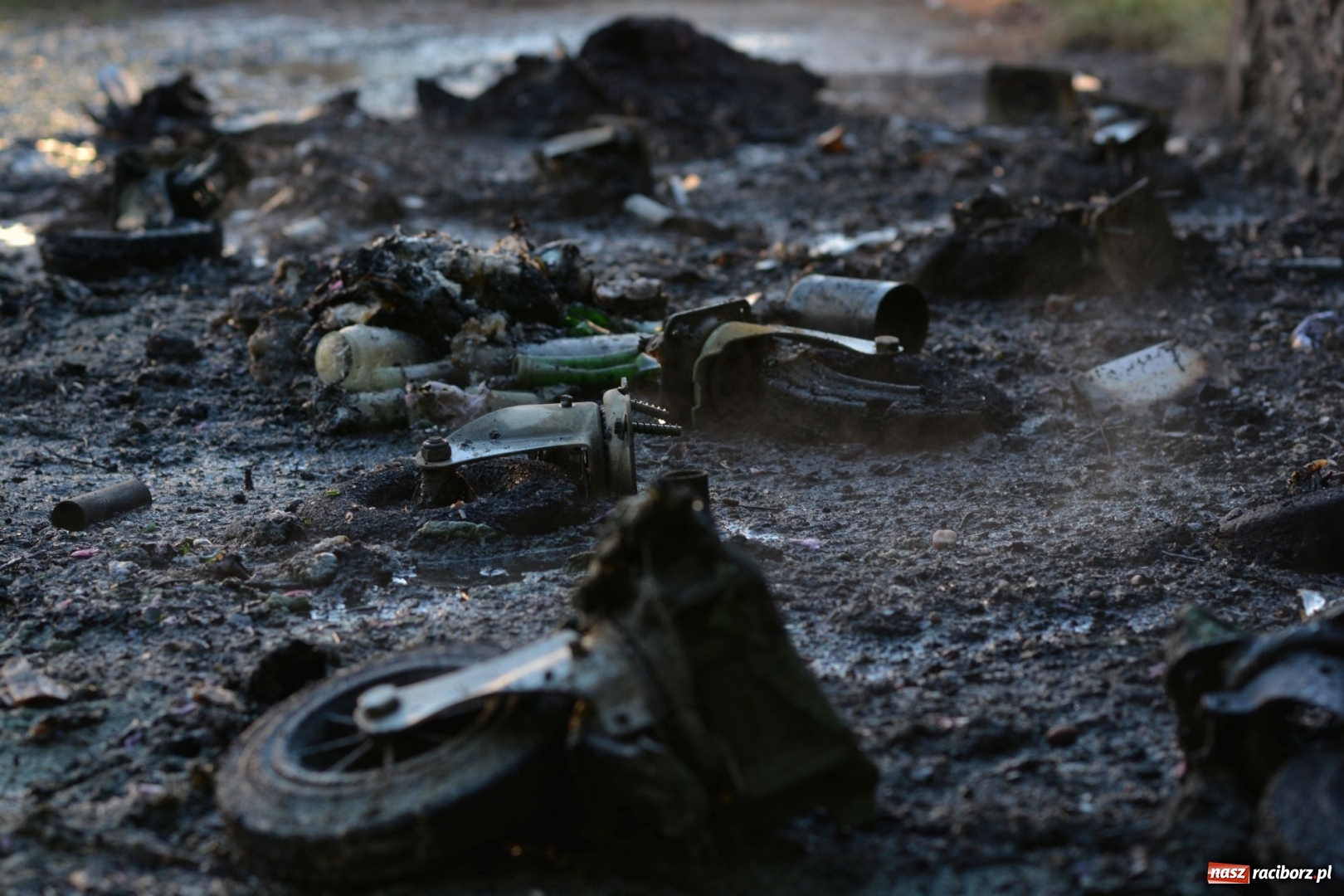 Zdjęcie w galerii na portalu naszraciborz.pl: Dym nad ulicą Słowackiego. Płomienie sięgały trzech metrów  wiadomości z regionu