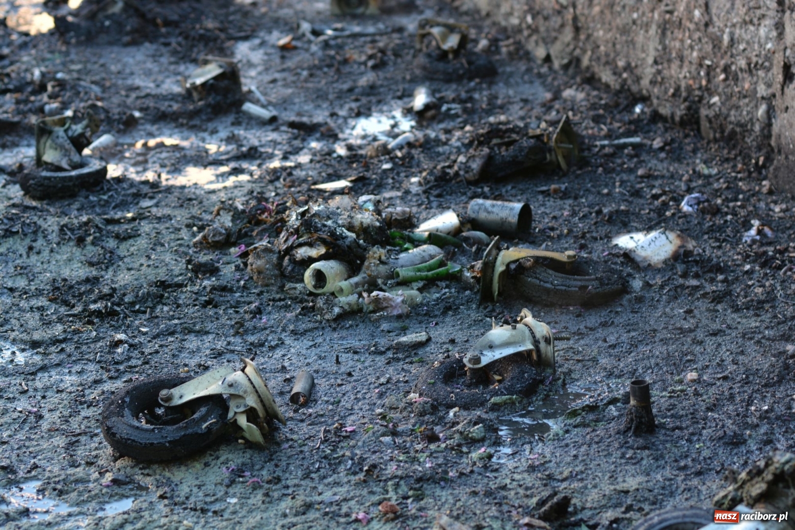 Zdjęcie w galerii na portalu naszraciborz.pl: Dym nad ulicą Słowackiego. Płomienie sięgały trzech metrów  wiadomości z regionu