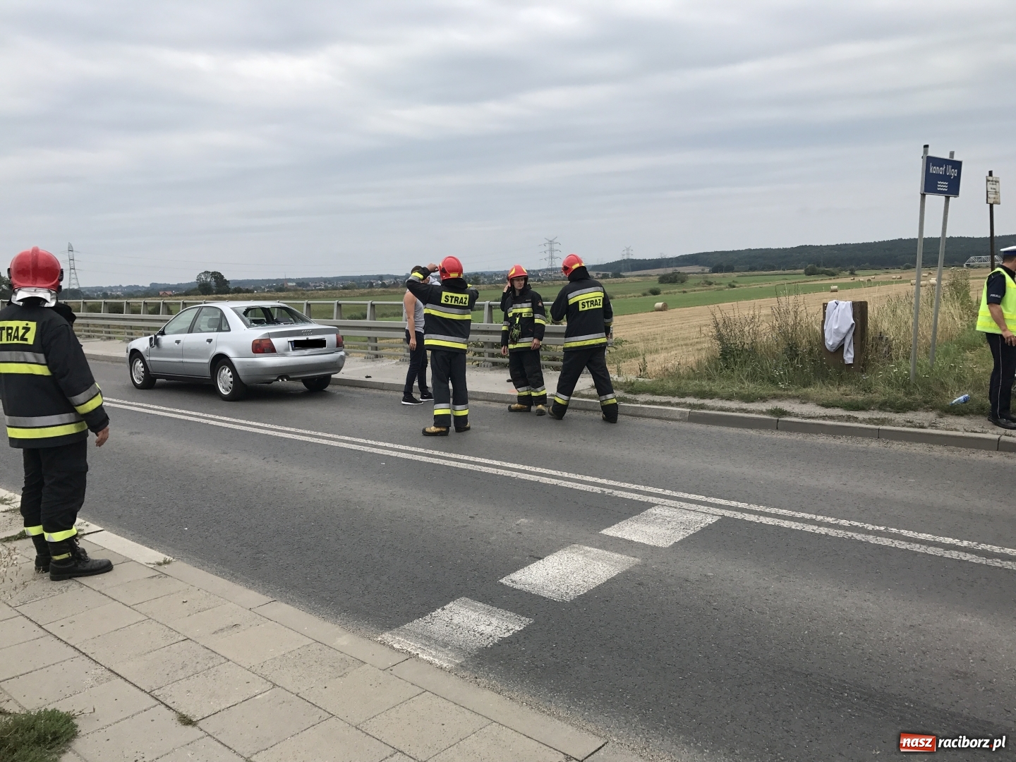 Zdjęcie w galerii na portalu naszraciborz.pl: Zderzenie audi i rowerzysty przed mostem na UIdze wiadomości z regionu