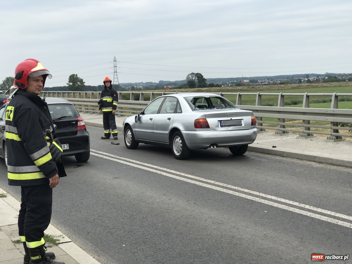 Zdjęcie w galerii na portalu naszraciborz.pl: Zderzenie audi i rowerzysty przed mostem na UIdze wiadomości z regionu
