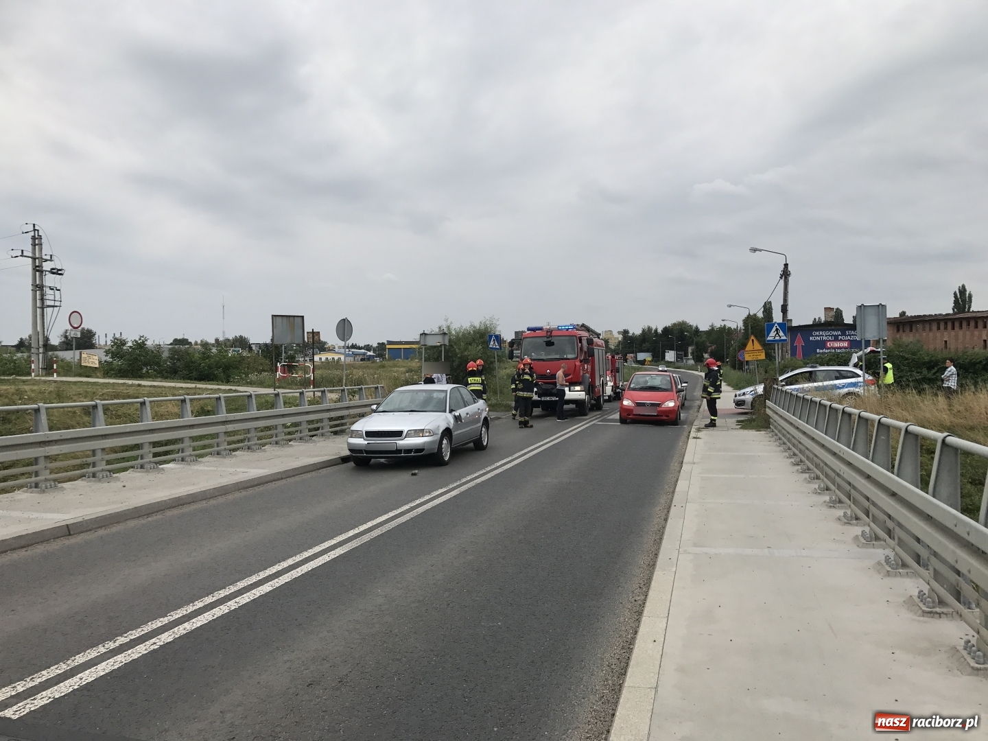 Zdjęcie w galerii na portalu naszraciborz.pl: Zderzenie audi i rowerzysty przed mostem na UIdze wiadomości z regionu