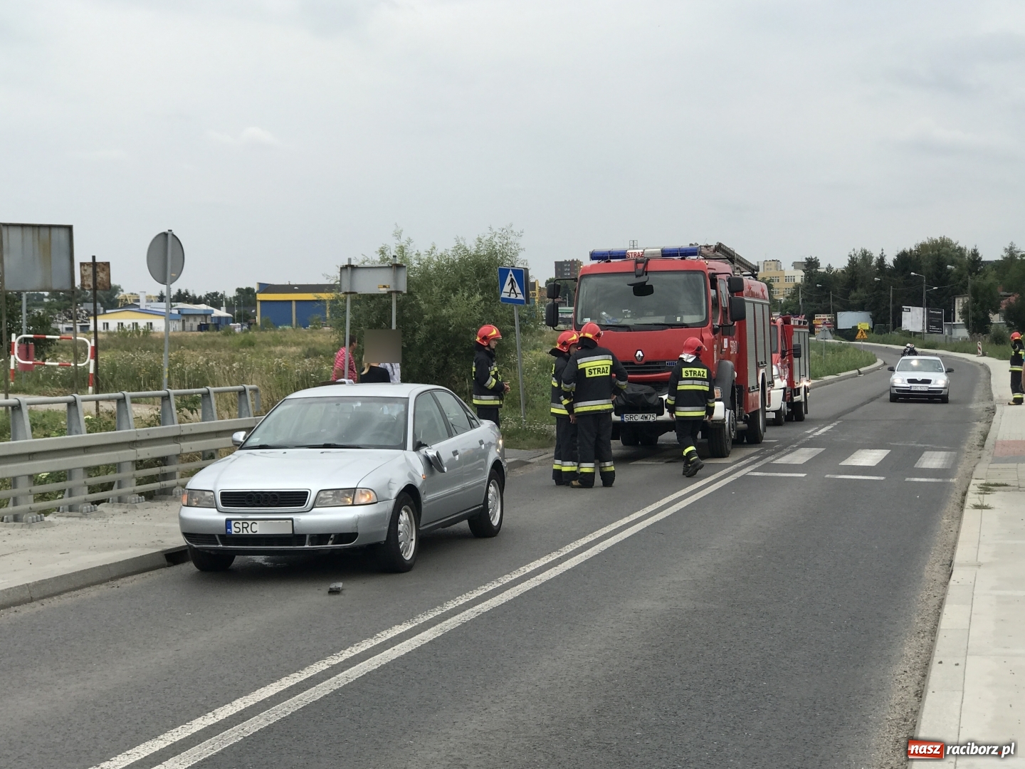 Zdjęcie w galerii na portalu naszraciborz.pl: Zderzenie audi i rowerzysty przed mostem na UIdze wiadomości z regionu