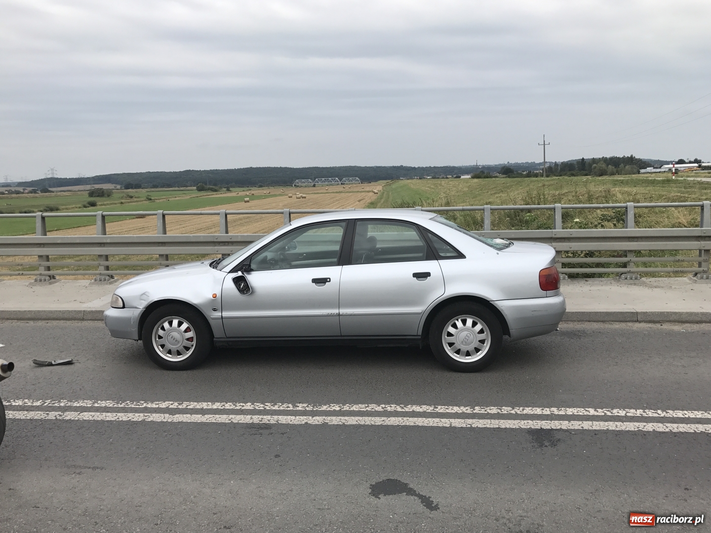 Zdjęcie w galerii na portalu naszraciborz.pl: Zderzenie audi i rowerzysty przed mostem na UIdze wiadomości z regionu