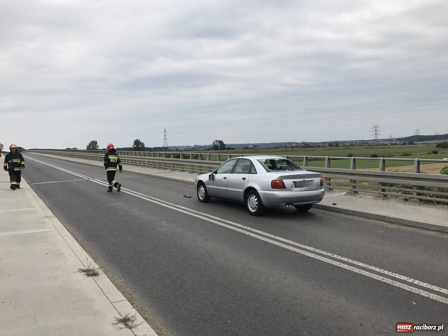 Zdjęcie w galerii na portalu naszraciborz.pl: Zderzenie audi i rowerzysty przed mostem na UIdze wiadomości z regionu
