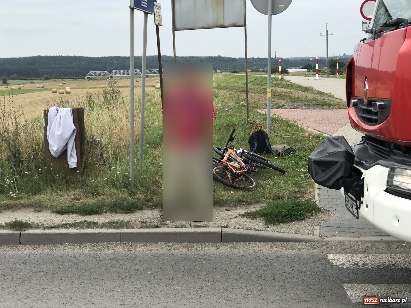 Zdjęcie w galerii na portalu naszraciborz.pl: Zderzenie audi i rowerzysty przed mostem na UIdze wiadomości z regionu