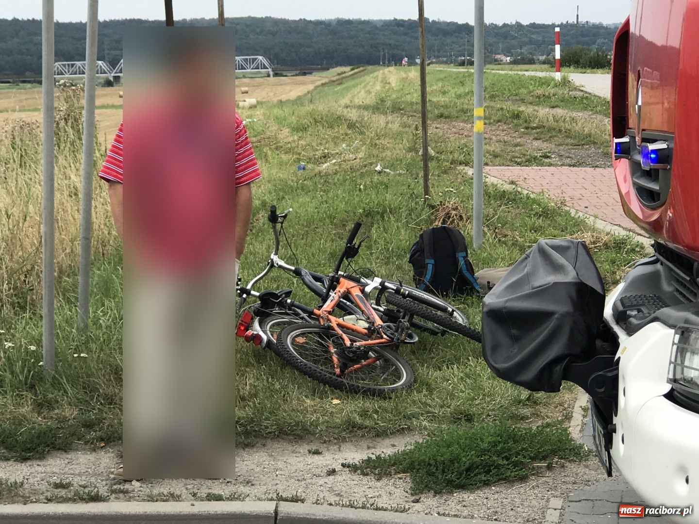 Zdjęcie w galerii na portalu naszraciborz.pl: Zderzenie audi i rowerzysty przed mostem na UIdze wiadomości z regionu