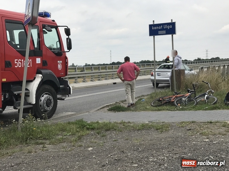 Zdjęcie w galerii na portalu naszraciborz.pl: Zderzenie audi i rowerzysty przed mostem na UIdze wiadomości z regionu