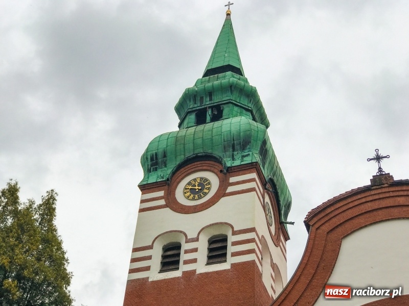 Zdjęcie w galerii na portalu naszraciborz.pl: Nowe tarcze zegarowe w kościele w Brzeziu  wiadomości z regionu