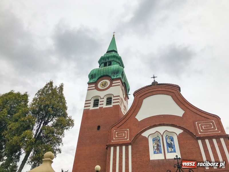 Zdjęcie w galerii na portalu naszraciborz.pl: Nowe tarcze zegarowe w kościele w Brzeziu  wiadomości z regionu