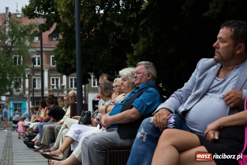 Zdjęcie w galerii na portalu naszraciborz.pl: Recital gitarowy Jana Kudełki na skwerze przy fontannach FOTO i WIDEO wiadomości z regionu