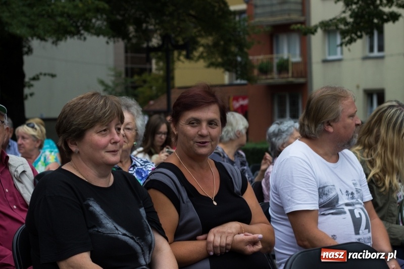 Zdjęcie w galerii na portalu naszraciborz.pl: Recital gitarowy Jana Kudełki na skwerze przy fontannach FOTO i WIDEO wiadomości z regionu