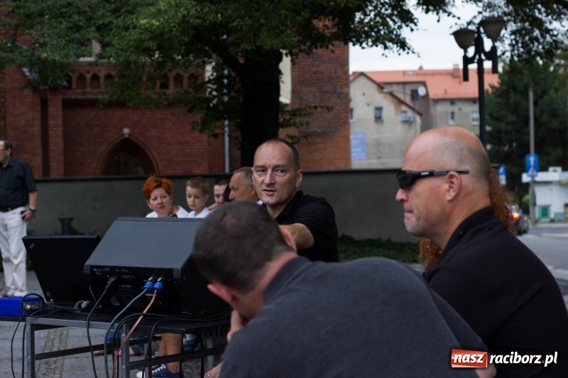 Zdjęcie w galerii na portalu naszraciborz.pl: Recital gitarowy Jana Kudełki na skwerze przy fontannach FOTO i WIDEO wiadomości z regionu