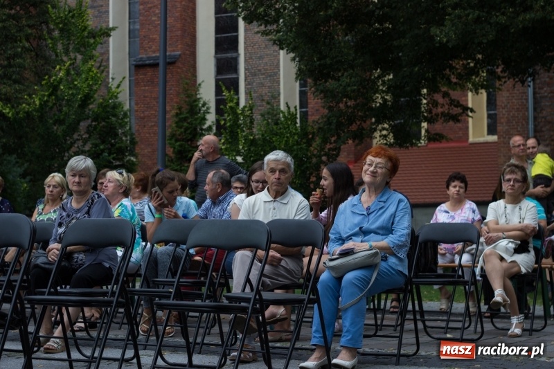 Zdjęcie w galerii na portalu naszraciborz.pl: Recital gitarowy Jana Kudełki na skwerze przy fontannach FOTO i WIDEO wiadomości z regionu