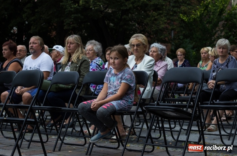 Zdjęcie w galerii na portalu naszraciborz.pl: Recital gitarowy Jana Kudełki na skwerze przy fontannach FOTO i WIDEO wiadomości z regionu