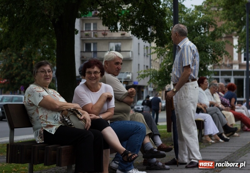 Zdjęcie w galerii na portalu naszraciborz.pl: Recital gitarowy Jana Kudełki na skwerze przy fontannach FOTO i WIDEO wiadomości z regionu