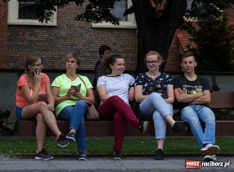 Zdjęcie w galerii na portalu naszraciborz.pl: Recital gitarowy Jana Kudełki na skwerze przy fontannach FOTO i WIDEO wiadomości z regionu