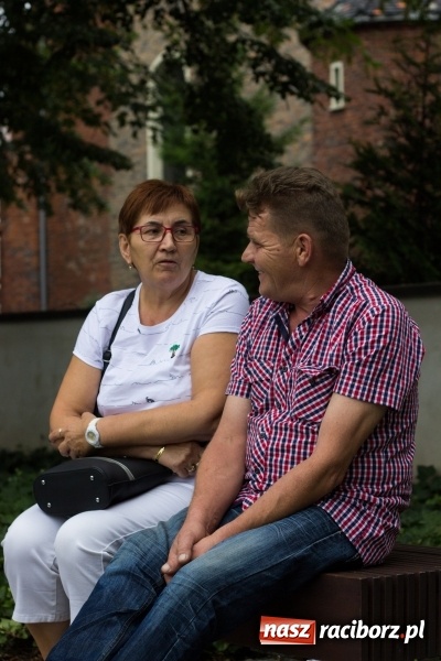 Zdjęcie w galerii na portalu naszraciborz.pl: Recital gitarowy Jana Kudełki na skwerze przy fontannach FOTO i WIDEO wiadomości z regionu
