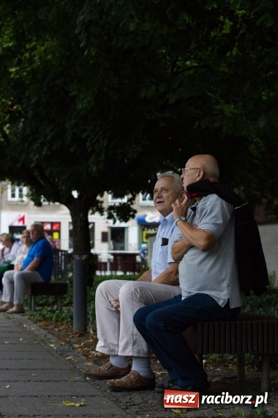 Zdjęcie w galerii na portalu naszraciborz.pl: Recital gitarowy Jana Kudełki na skwerze przy fontannach FOTO i WIDEO wiadomości z regionu