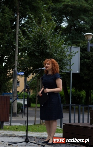 Zdjęcie w galerii na portalu naszraciborz.pl: Recital gitarowy Jana Kudełki na skwerze przy fontannach FOTO i WIDEO wiadomości z regionu