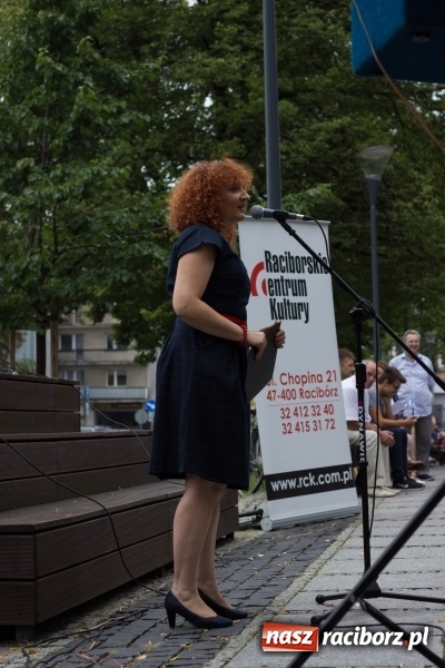 Zdjęcie w galerii na portalu naszraciborz.pl: Recital gitarowy Jana Kudełki na skwerze przy fontannach FOTO i WIDEO wiadomości z regionu