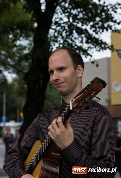 Zdjęcie w galerii na portalu naszraciborz.pl: Recital gitarowy Jana Kudełki na skwerze przy fontannach FOTO i WIDEO wiadomości z regionu