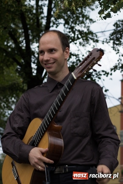 Zdjęcie w galerii na portalu naszraciborz.pl: Recital gitarowy Jana Kudełki na skwerze przy fontannach FOTO i WIDEO wiadomości z regionu