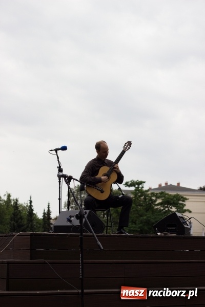 Zdjęcie w galerii na portalu naszraciborz.pl: Recital gitarowy Jana Kudełki na skwerze przy fontannach FOTO i WIDEO wiadomości z regionu